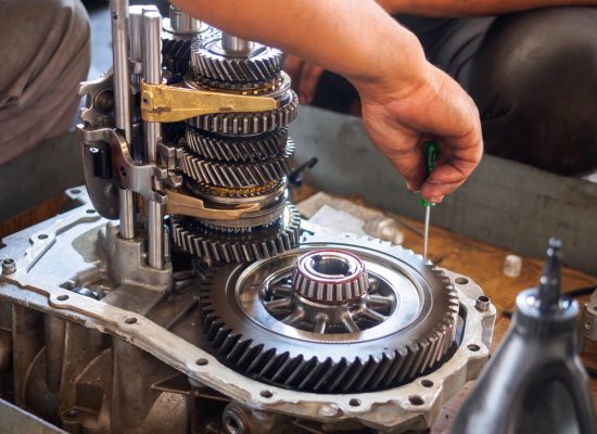 operator repaire gear box of automotive engine